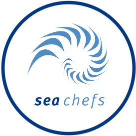 Das Bild zeigt das Sea Chefs-Logo. Es besteht aus einem blauen Kreis, in dem sich ein spiralförmiges Motiv in verschiedenen Blautönen befindet. Darunter steht der Schriftzug „sea chefs“ in blauer und hellblauer Schrift.